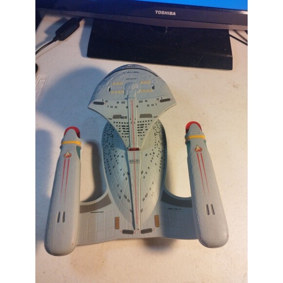 Star Trek Starship Legends Diamond Select USS Enterprise NCC-1701-D - No Box - Picture 9 of 11